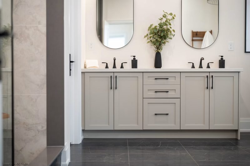 Bathroom by Best Builders Group